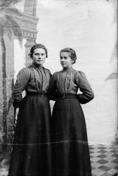 Brit og Olina Sande. Portrett av søstrene Brit Sande g. Stor