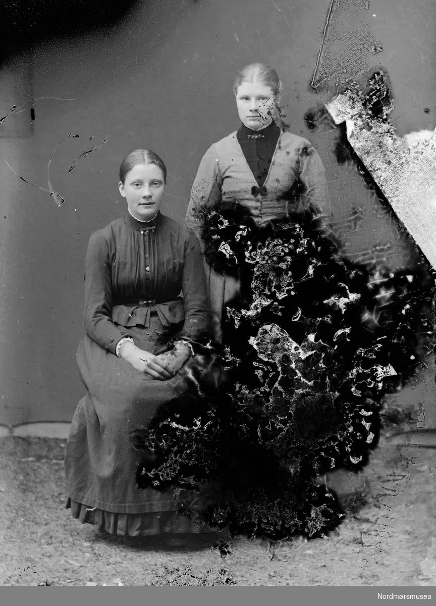 Foto av to unge kvinner. Trolig fra Sunndal kommune. Fra Sunndal museumslags fotosamlinger