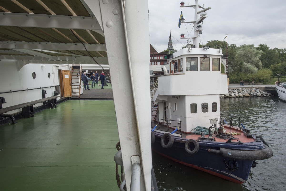 Isbrytaren Sankt Erik på väg till dockan på Beckholmens varv för bottenöversyn och målning. Till höger bogserbåten M/S Leif.