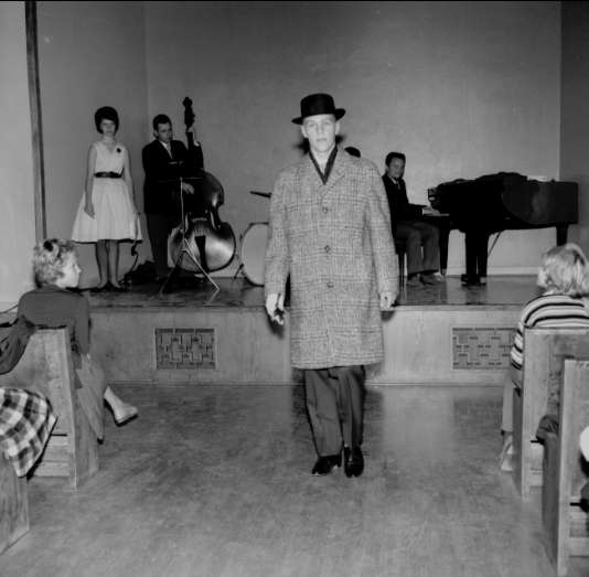 Karlsborg, mannekänguppvisning i Realskolans aula 1960. Endast neg finns.