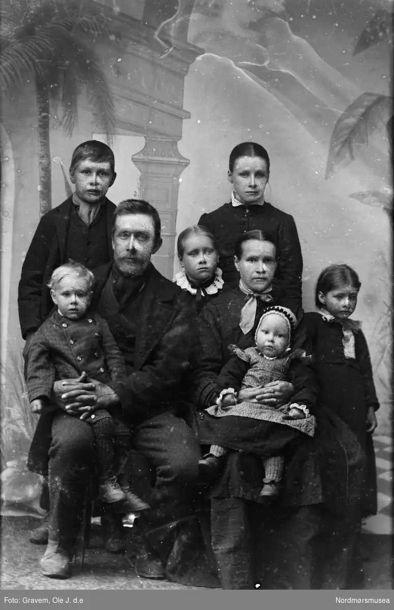 Familie, foreldre med seks barn. Foto i atelier.