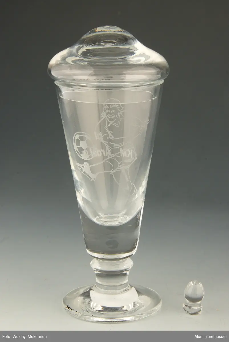 Pokal med lokk formet som et stetteglass