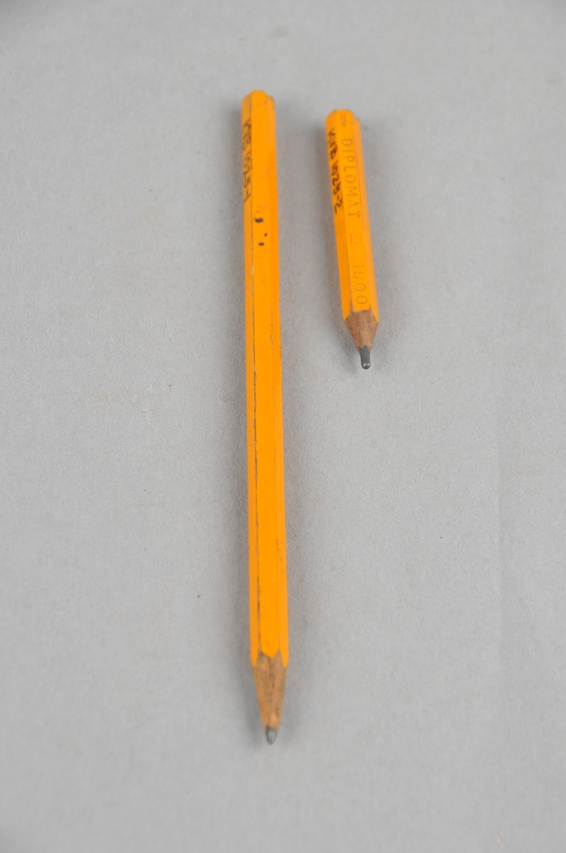 To blyantar bruka i skiremakarverkstaden. Ein lang, ein kort.