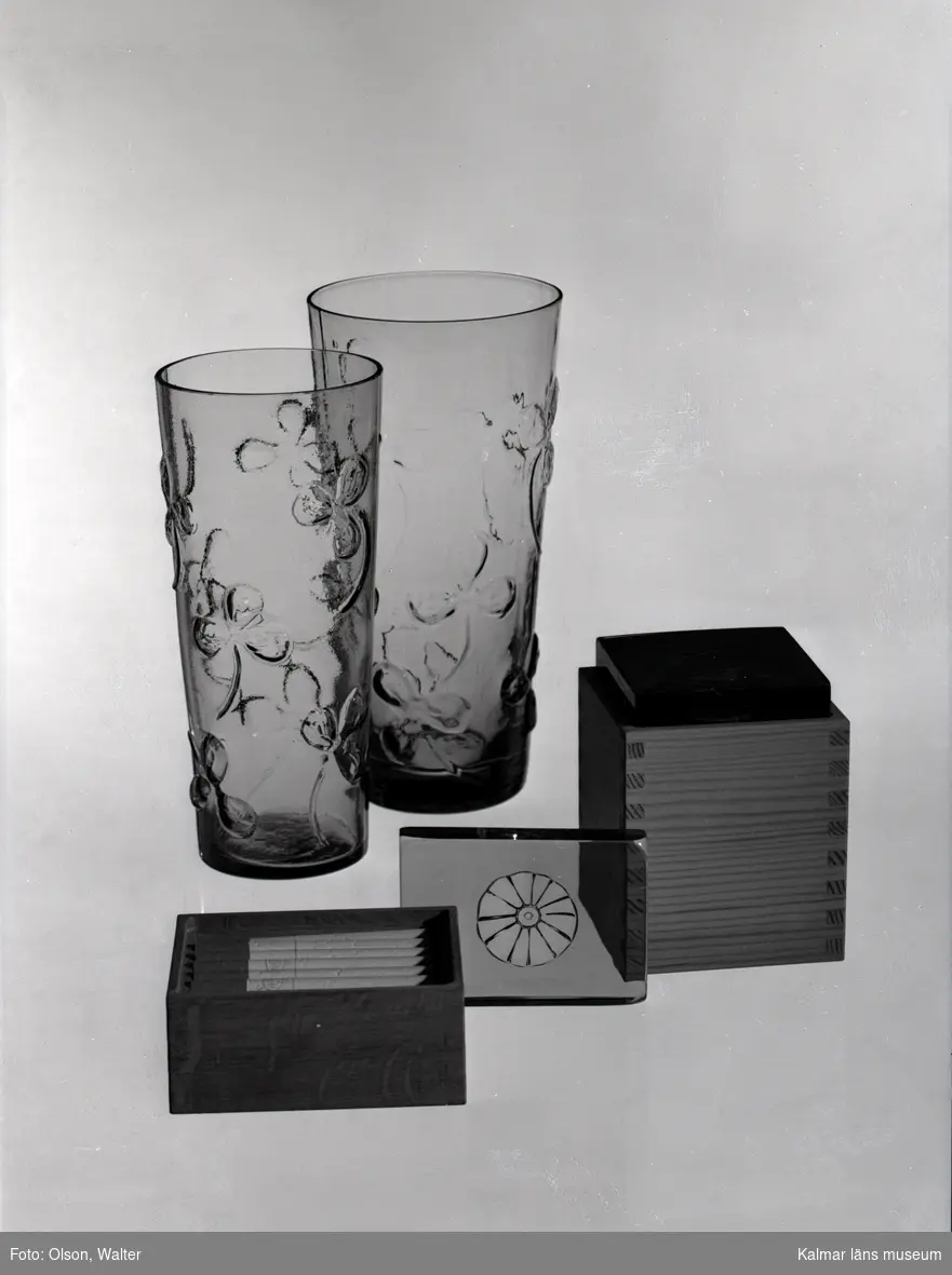 Longdrinksglas med cigarettlåda och låda ifrån Skrufs Glasbruk AB.