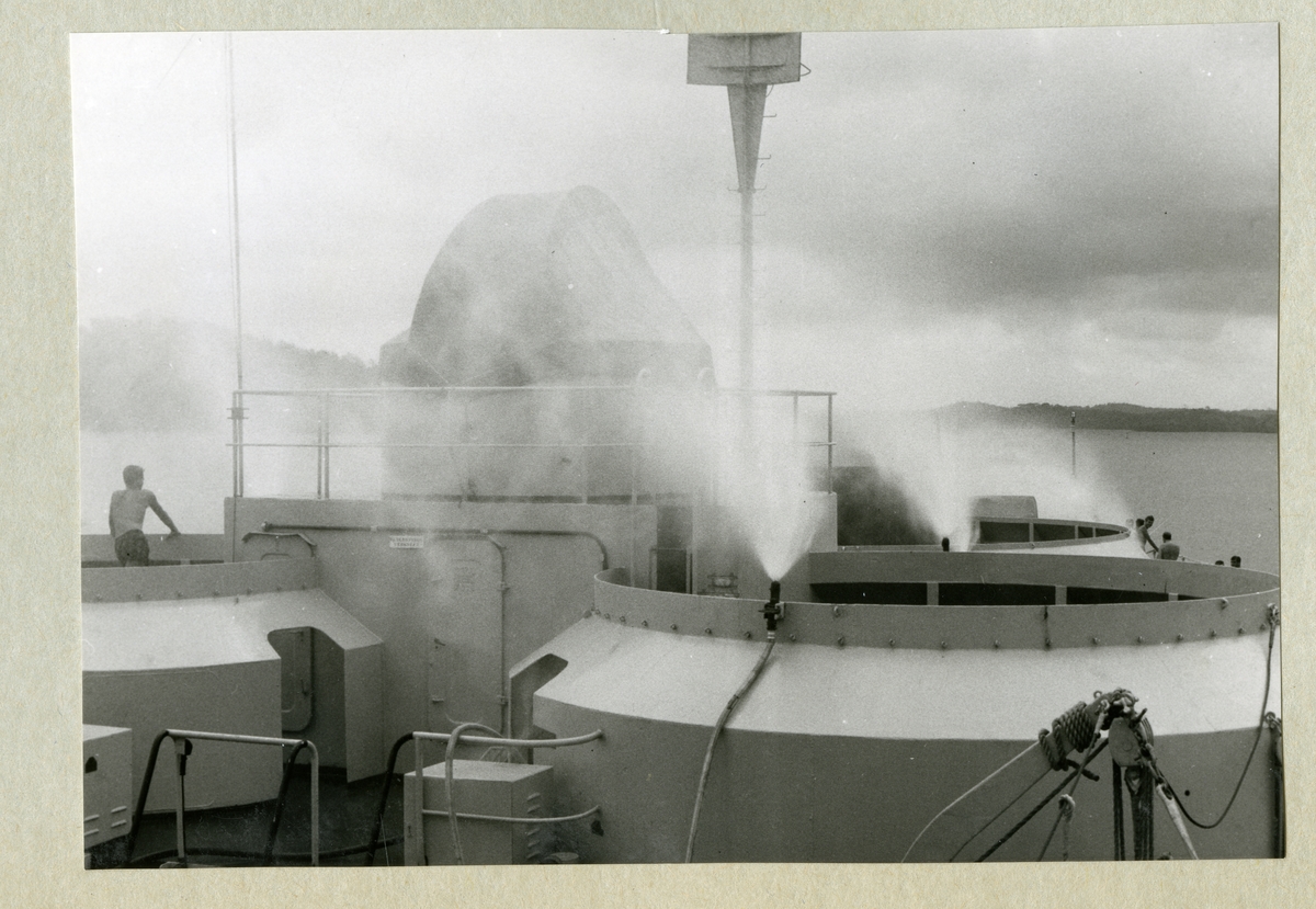 På bilden syns minfartyget Älvsnabbens förskepp med sprinklers på för att skölja däcket från saltet och minska korrosionsbenägenheten. Bilden är tagen på Gatunsjön i Panamakanalen under långresan 1966-1967.