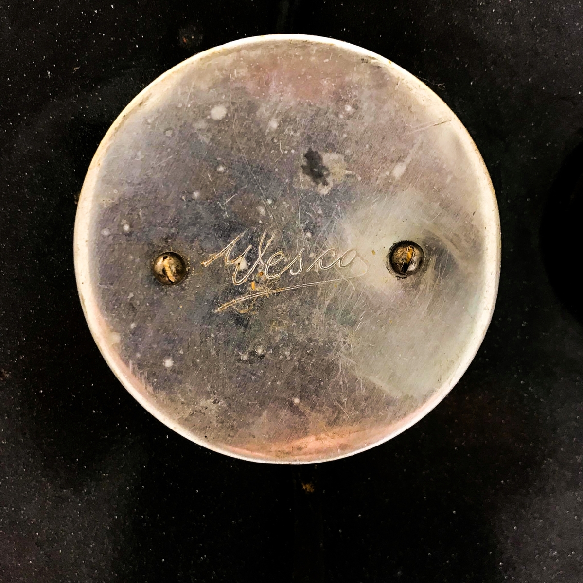 Elektrisk komfyr med bakvegg og tre kokeplater. Stekeovn med termometer på utsiden. I stekeovnen er det to tilhørende stekebrett. Lyspære på bakveggen.