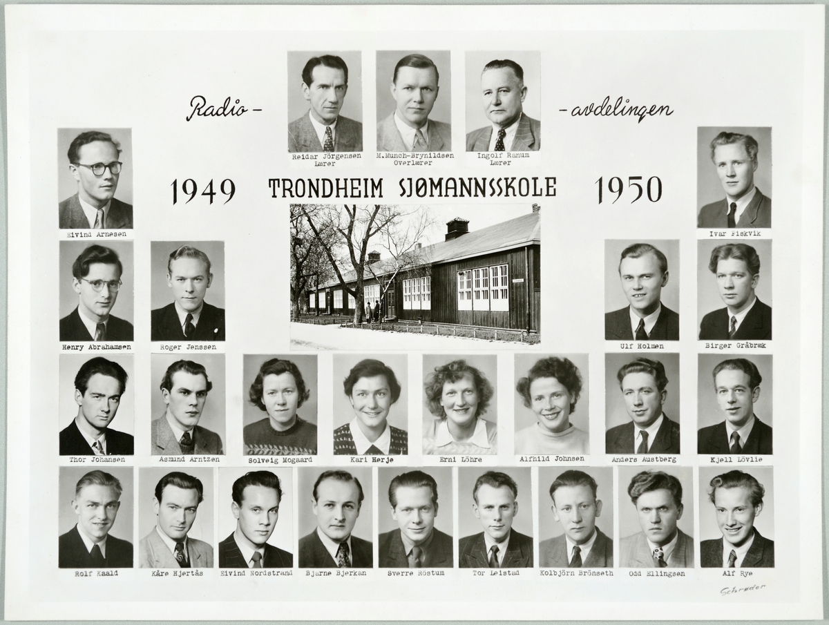 Klassebilde av elever og lærere ved Radioavdelingen ved Trondheim Sjømannskole 1949-50. Skolebygningen sentralt i motivet.
