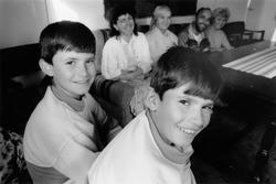 Bilder av en familie fra Kosovo i Greverud kirke.
Første og