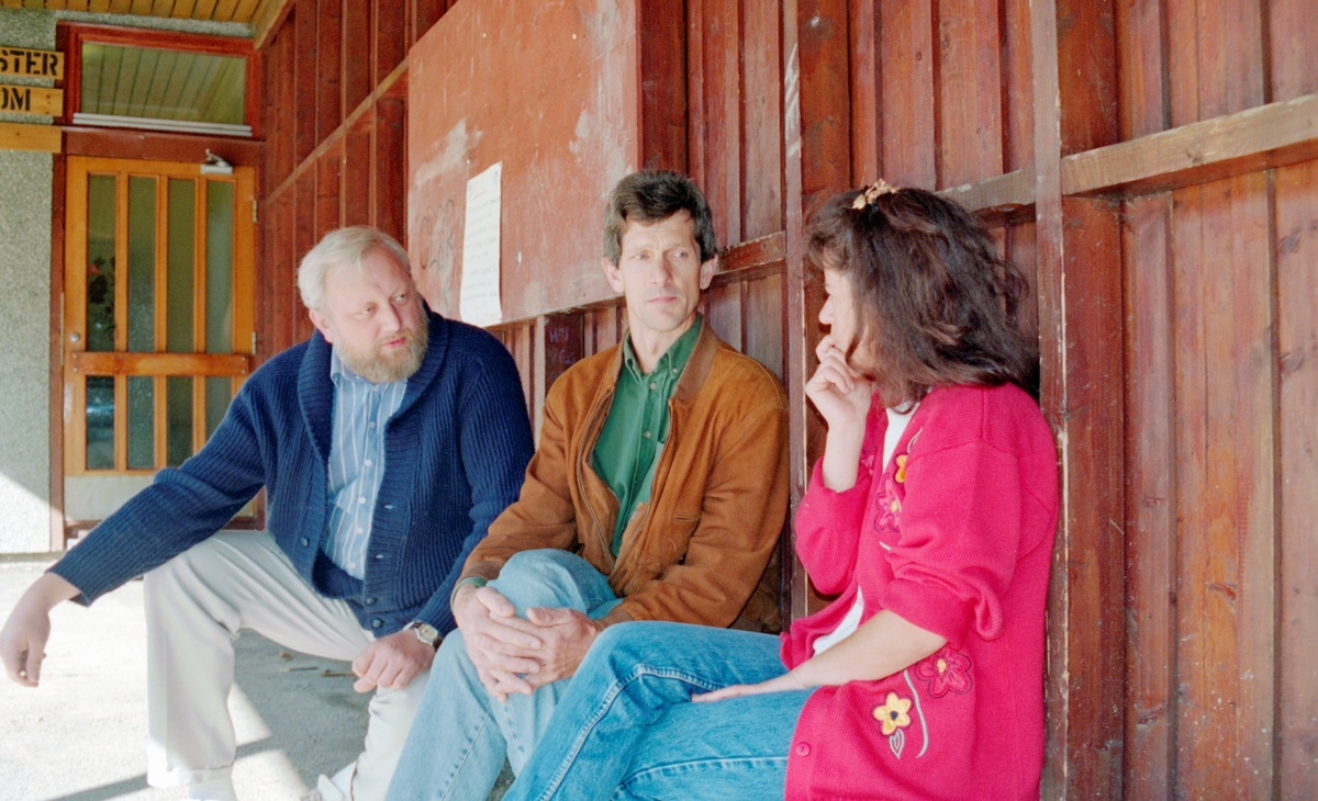 Portrett av Sehakat Dragusa og Leutrim (barn).
Gruppebilde av Sehakat Dragusa og Leutrim sammen med Hans Petter Nyquist og Jan Svendsen fra Arbeiderpartiet.