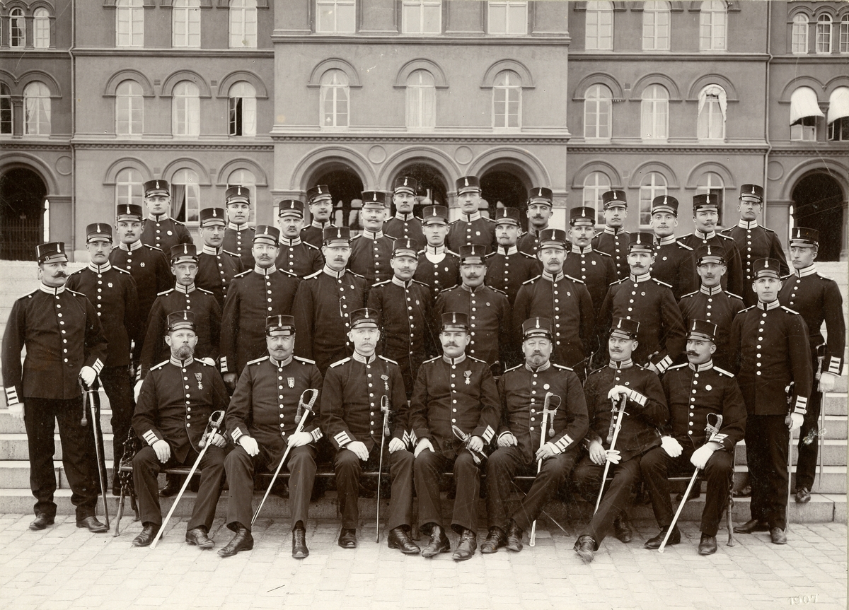 Grupporträtt av underofficerskåren vid Göta livgarde I 2, 1907.