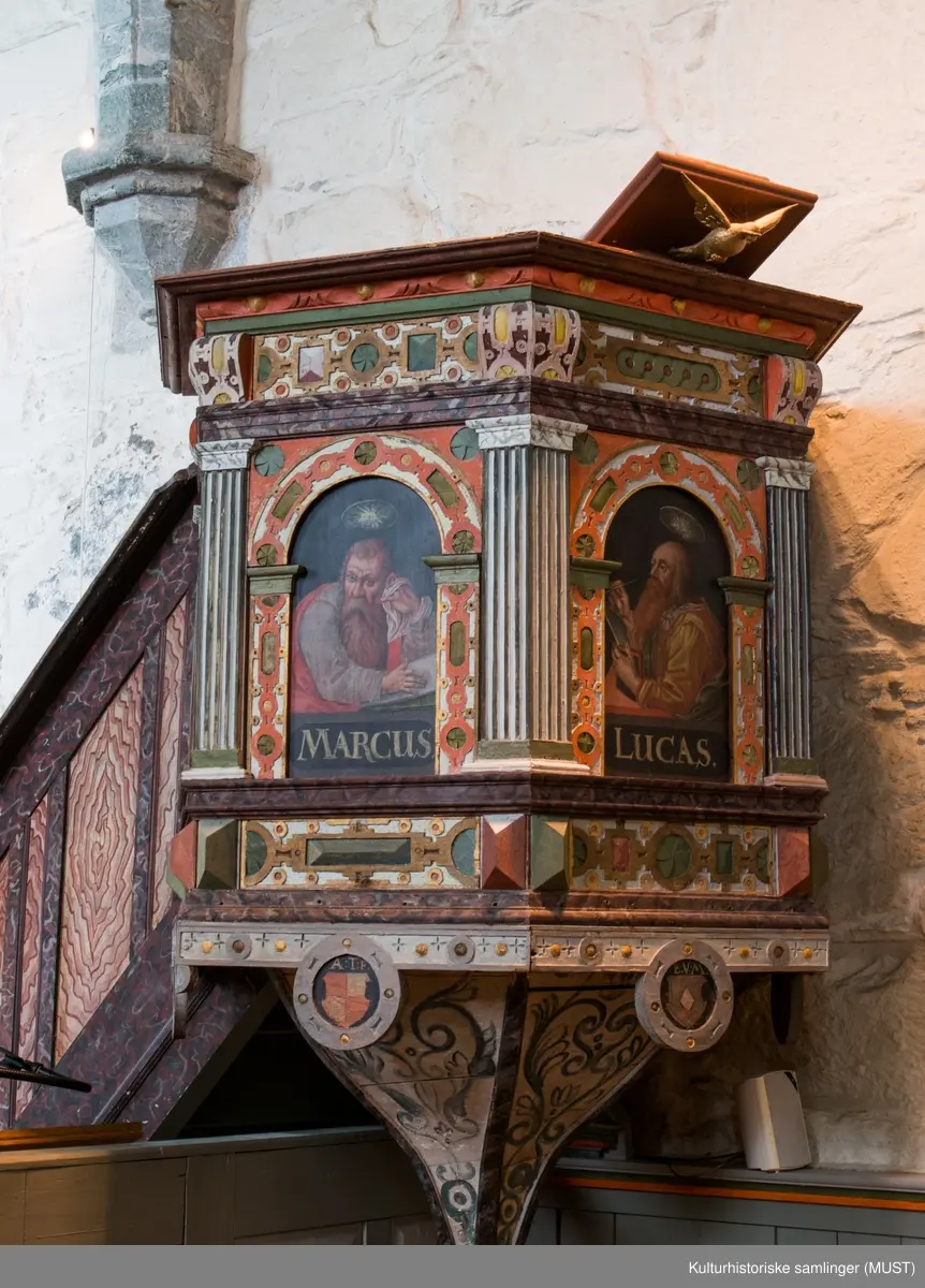 Bemalte felt med billedlige fremstillinger av disiplene (fra venstre) Matheus, Marcus, Lucas og Johannes.