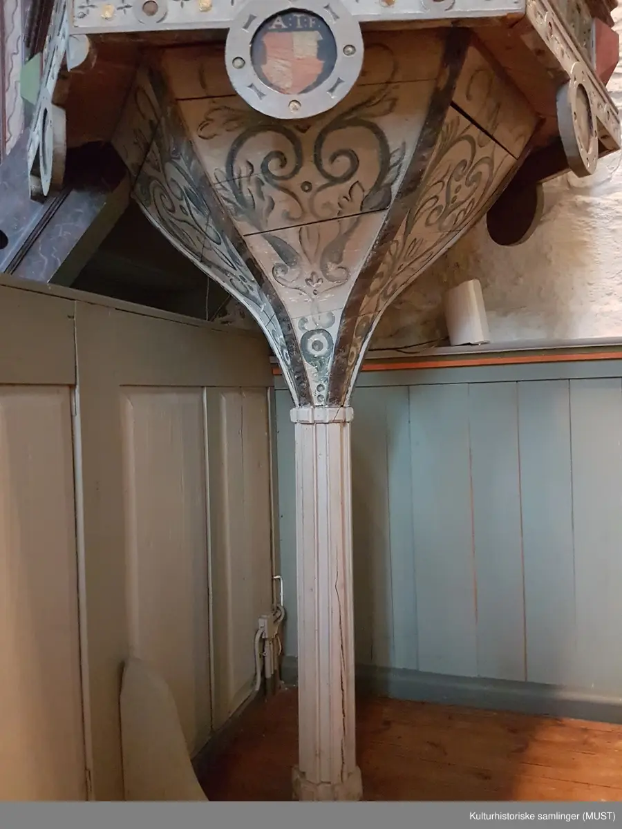 Bemalte felt med billedlige fremstillinger av disiplene (fra venstre) Matheus, Marcus, Lucas og Johannes.