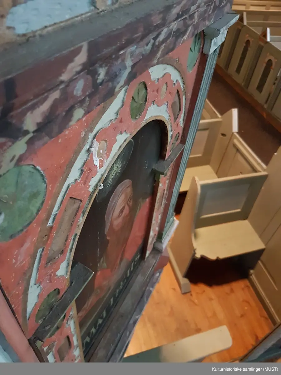 Bemalte felt med billedlige fremstillinger av disiplene (fra venstre) Matheus, Marcus, Lucas og Johannes.