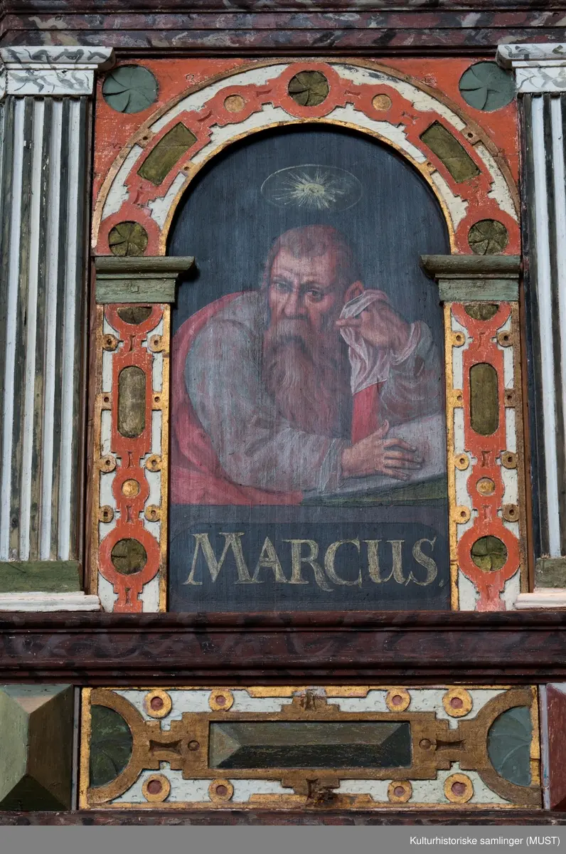 Bemalte felt med billedlige fremstillinger av disiplene (fra venstre) Matheus, Marcus, Lucas og Johannes.