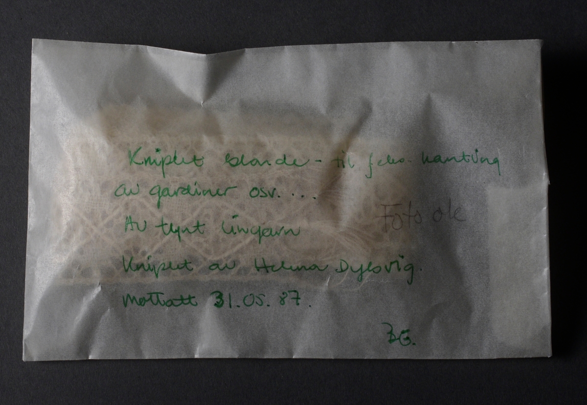 Hvit kniplet blonde til kanting av gardiner osv.