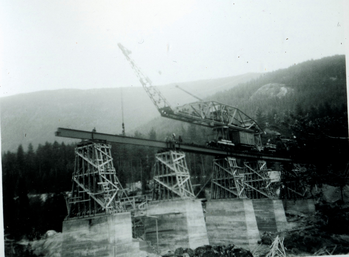 Svenkerudbrua under oppbygging etter sprengning  1940
