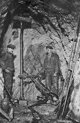 Luftboremaskin i hovedgruva. Ukjente personer.