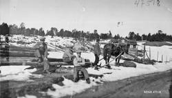 Tømmerkjøring til Folkets Hus. Fra v. : Kaia Nyborg, Lars Ny