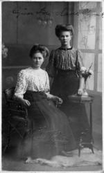 Gruppefoto av Guri Schmedling og Marie Williams f. Ohrvik. F