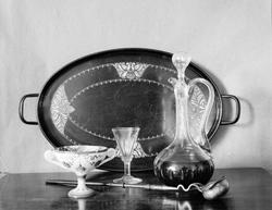 Stilleben, karaffell, glass, skål og ause.