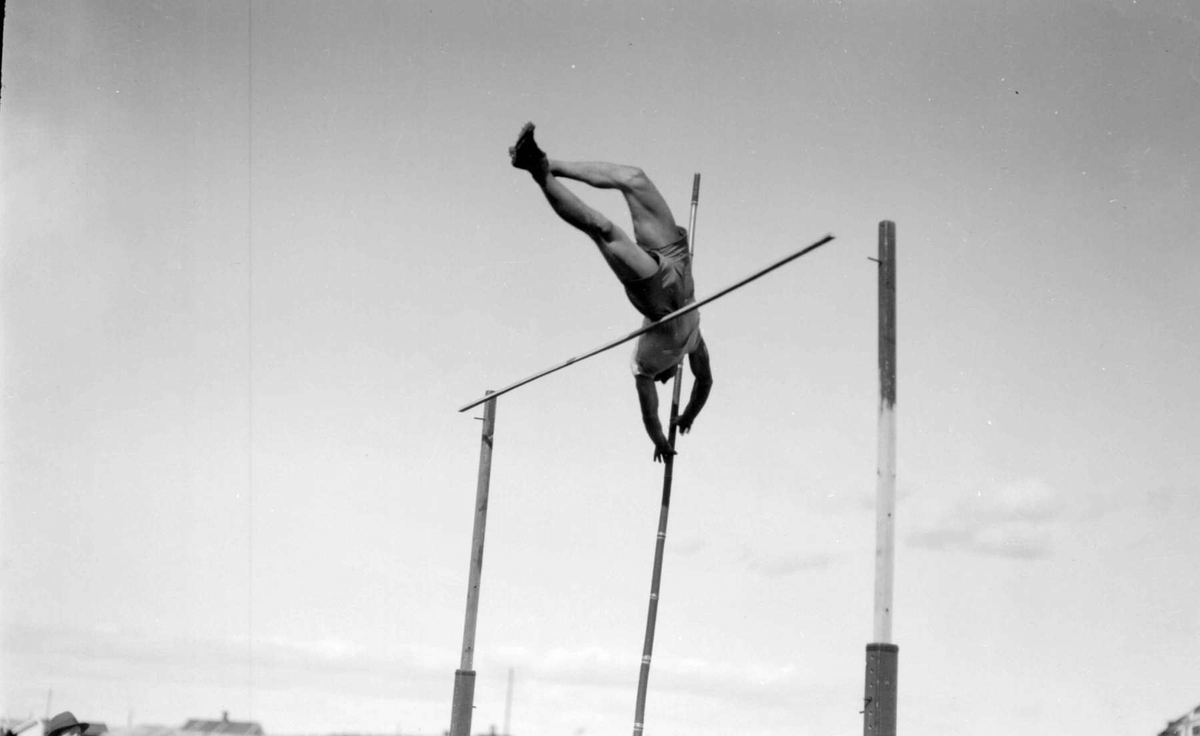 Friidrettsstevne på Gjøvik. Stavhopper.