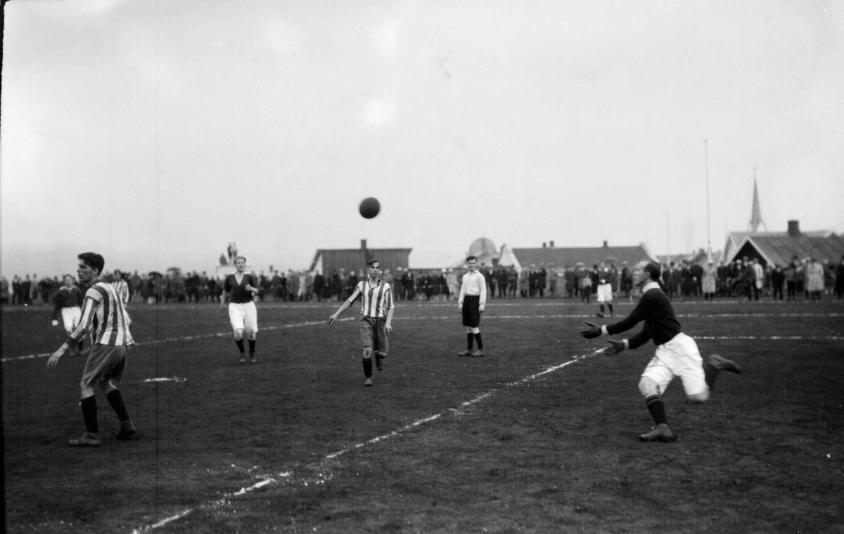 Fotballkamp på Gjøvik stadion. Aberdeen - Opplandslag 1929.