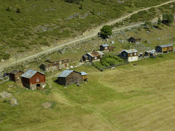 Sør-Fron, Hundorp, Bjørkehågån.  2 bolighus, 2 driftbygninge
