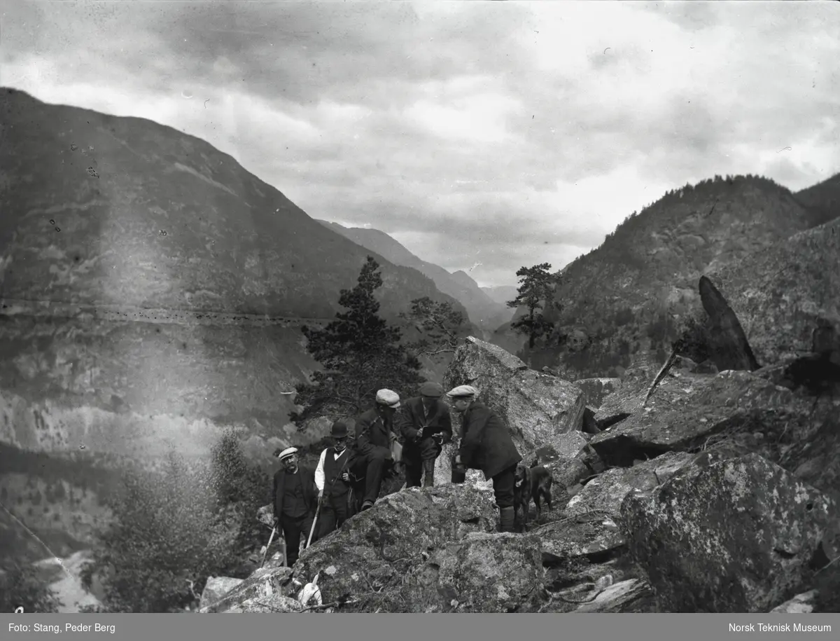 Fem menn i fjellet jobber med prosjektering av vei, Årdal, 26.7.1910