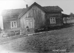 Kvinne på trappa på bolighus - Eline Østeggen