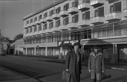 "Våren 1959"."Tellefsen-Oftedal".Utenfor Alexandra Hotell i 
