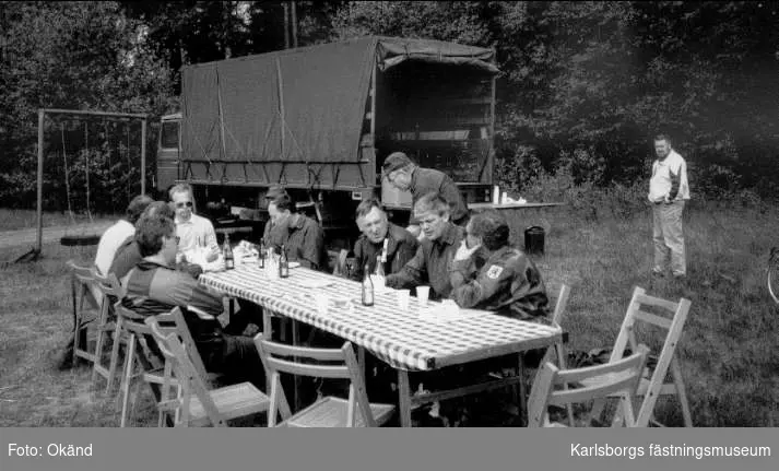 Soldatprov 1990-05-23 för MFV militärer och driftvärn. Mj Bengt Karlsson, övlt Sven Bredberg och förrådsförman Bernt Erlandsson är några som lät sig väl smaka av den goda lunchen.