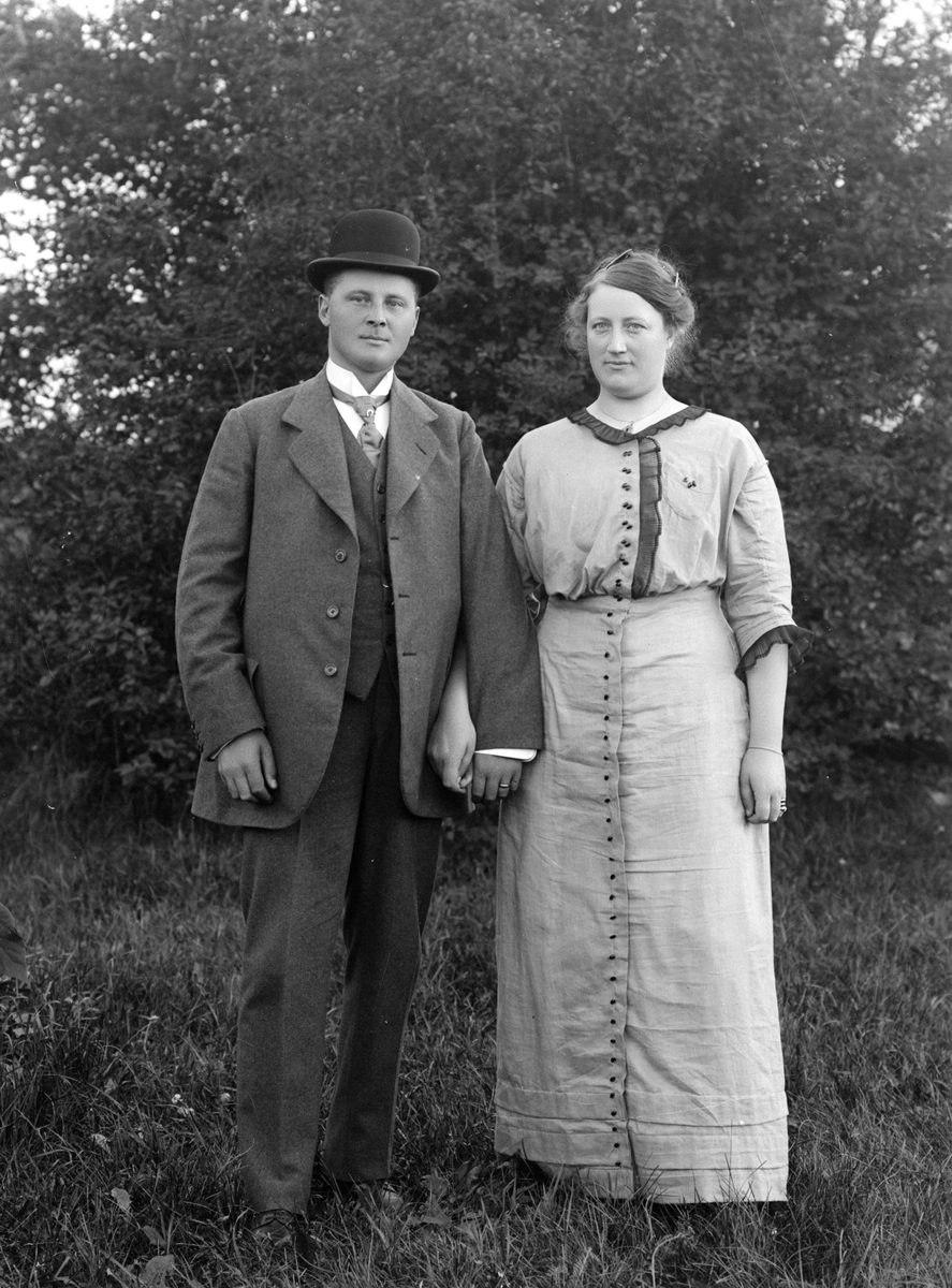Makarna Georg Elmberg och Anna Ottilia Pettersson. Paret drev handelsboden Solhaga i Österbymo. De gifte sig 1906. Året därpå fick de endast behålla sin förstfödda son i två dagar. Men fler barn skulle komma. Makarna avled kort efter varandra 1949/50. De var då bosatta i Eksjö.