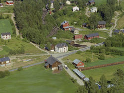 Øyer, Tretten. Stav med diverse, røde bygninger for Moksa Kr