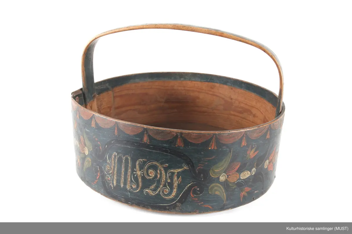 Lefsekorg av furustav med fast båndhank.  Hanken er festet med jernagler.