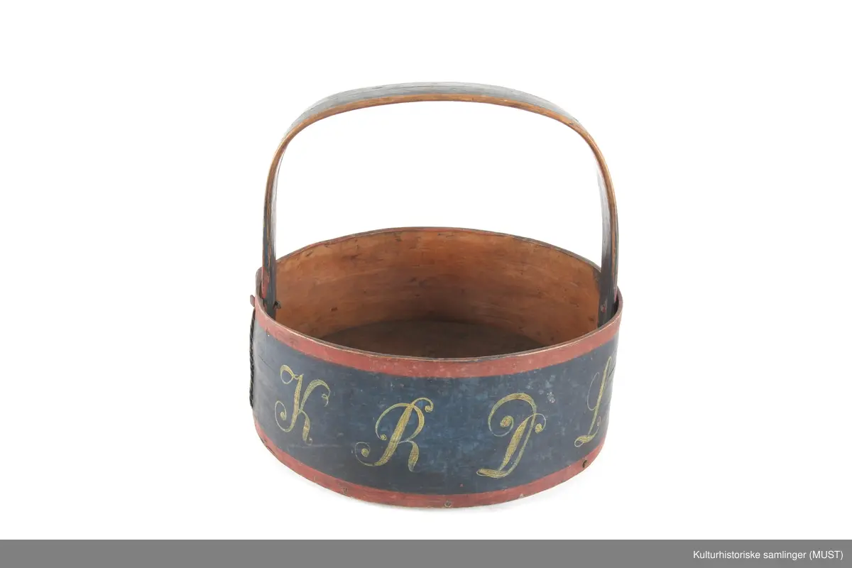 Lefsekorg i osp med bunn av furu.