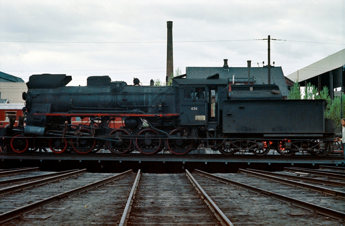 Damplokomotiv type 26c nr. 436 på svingskiven på Hamar stasjon. Lokomotivet er trukket frem i forbindelse Svenska Järnvägsklubbens besøk.