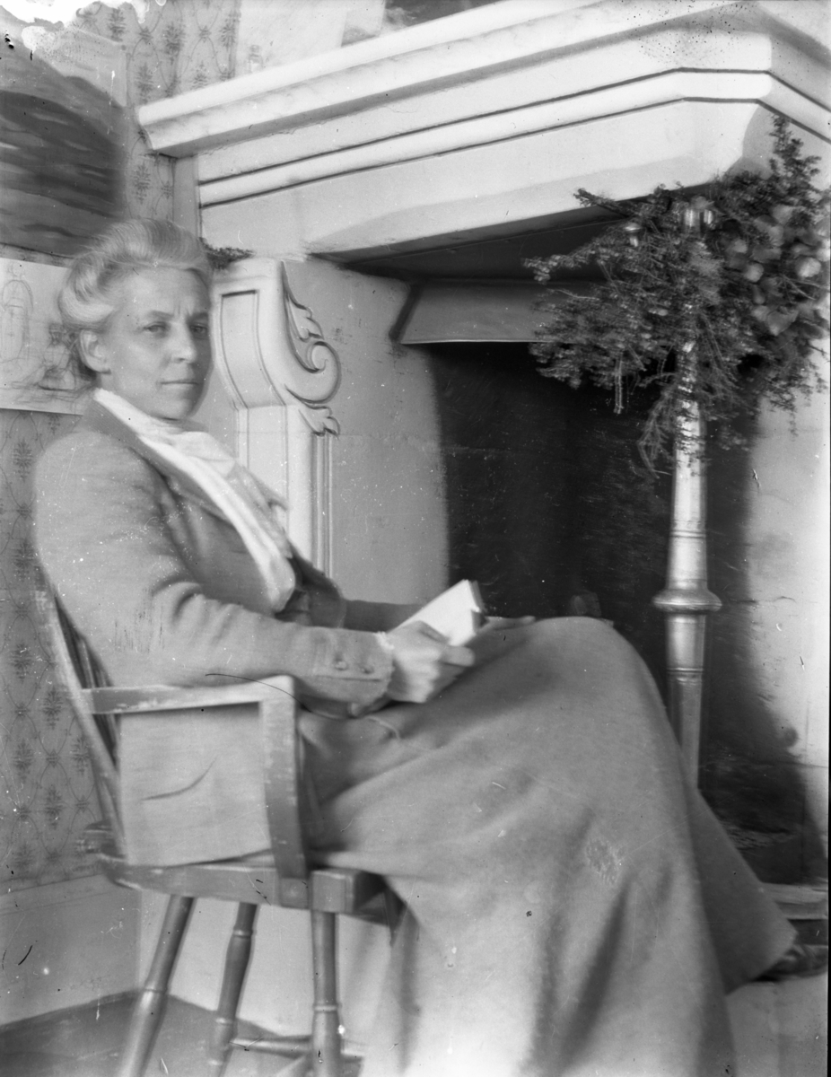 Rikard Berges fotoarkiv. Portretter og landskap. Bilde nr. 13.

Fotografier tatt av Rikard Berge. 642 nummer. Samlingen består av negativer bladfilm. Motivene er ført inn i egen protokoll av Berge. Protokollen har tittel "Bilæt-emne"