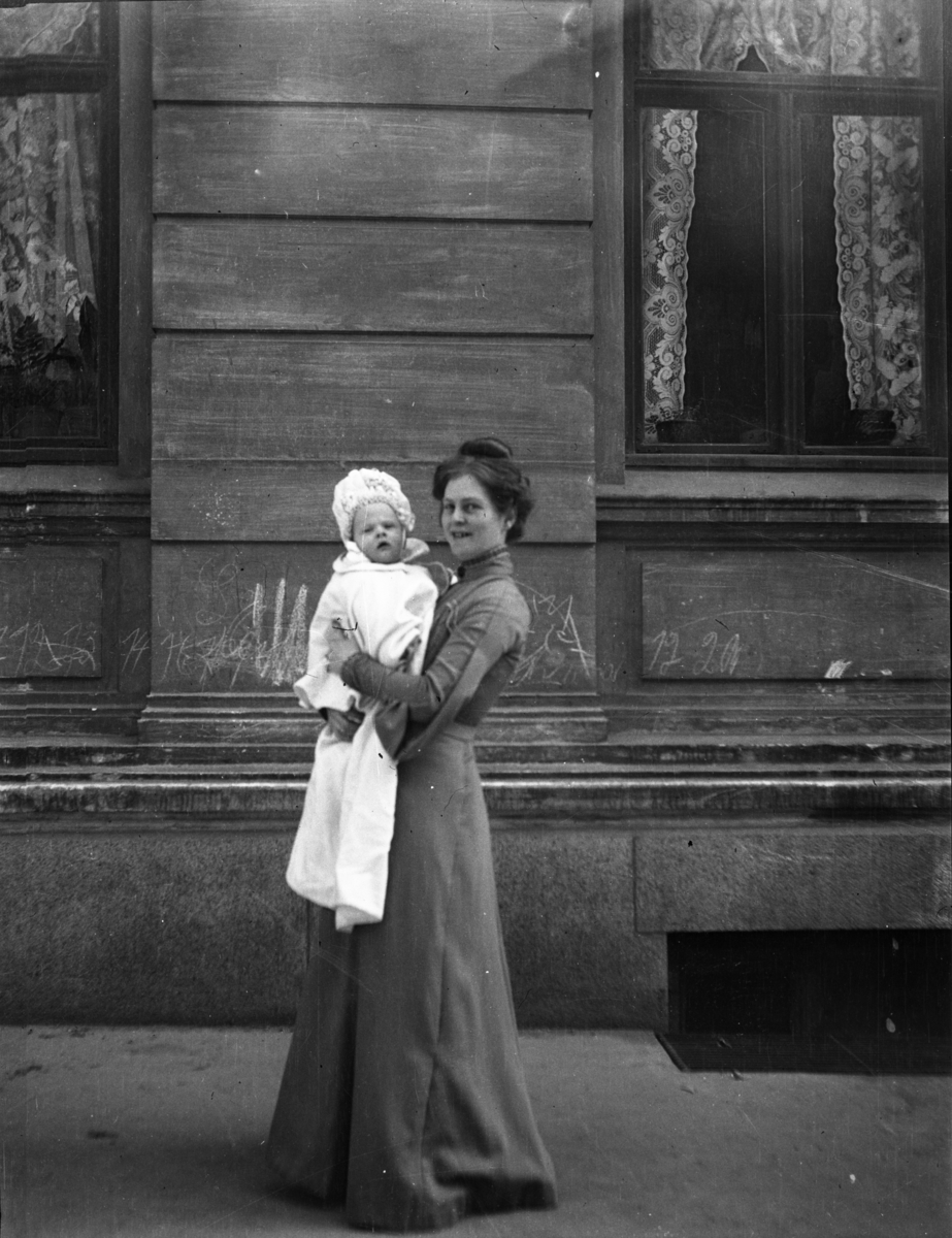 Rikard Berges fotoarkiv. Landskapsbilder og portretter Bilde nr. 10.

Fotografier tatt av Rikard Berge. 642 nummer. Samlingen består av negativer bladfilm. Motivene er ført inn i egen protokoll av Berge. Protokollen har tittel "Bilæt-emne"
