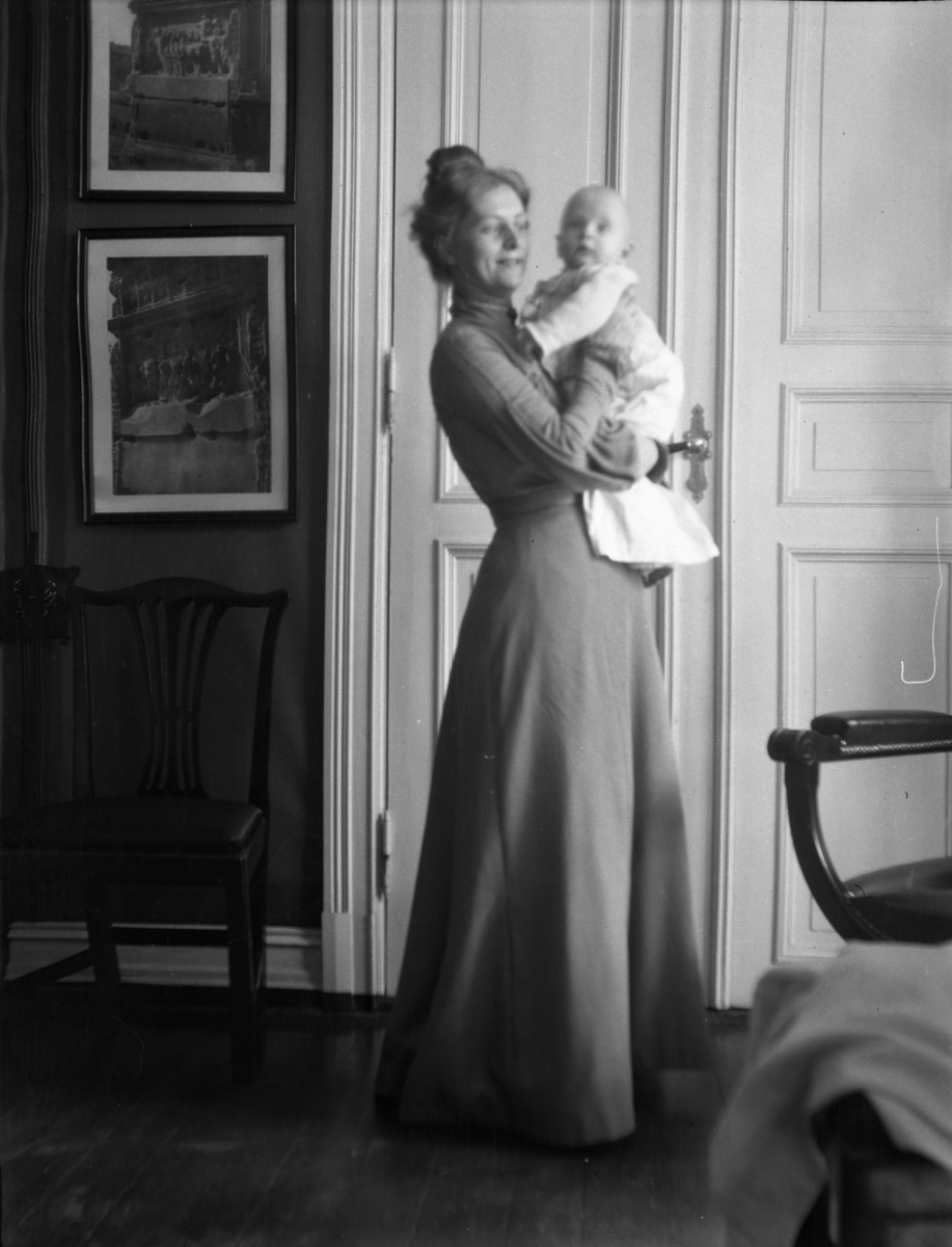 Rikard Berges fotoarkiv. Landskapsbilder og portretter Bilde nr. 10.

Fotografier tatt av Rikard Berge. 642 nummer. Samlingen består av negativer bladfilm. Motivene er ført inn i egen protokoll av Berge. Protokollen har tittel "Bilæt-emne"