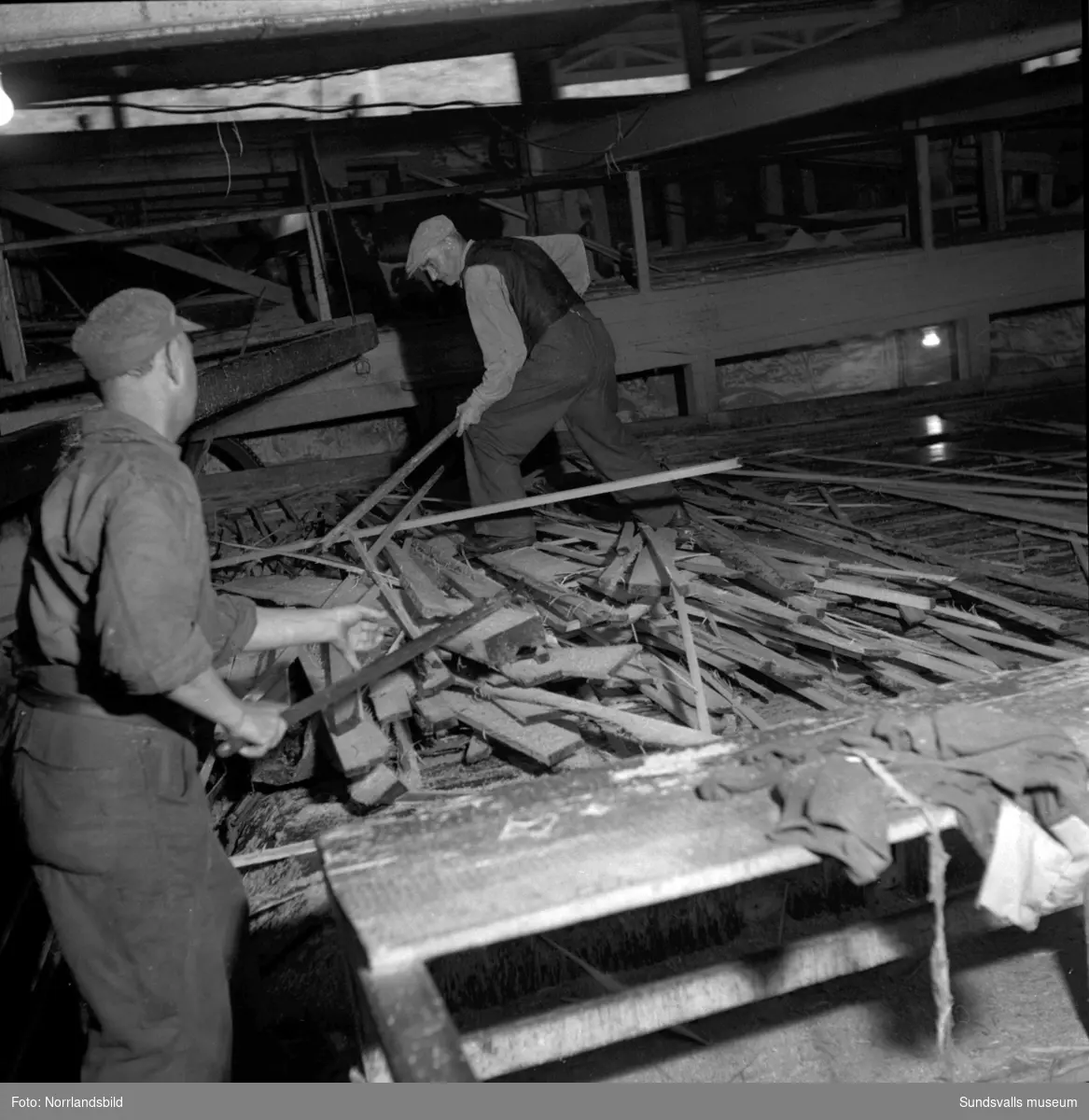 Bilder från verksamheten inne i Skönviks sågverk med maskiner och arbetare.