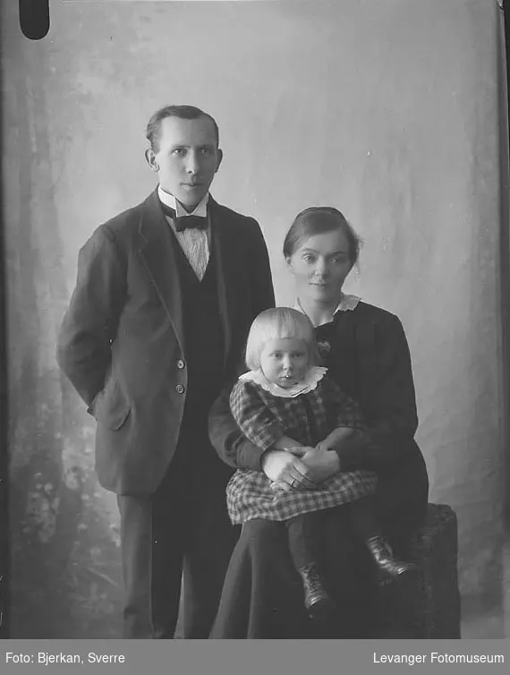 Gruppebilde av Nils Alfnes med kone og datter  Anna Alfnes g. Bø