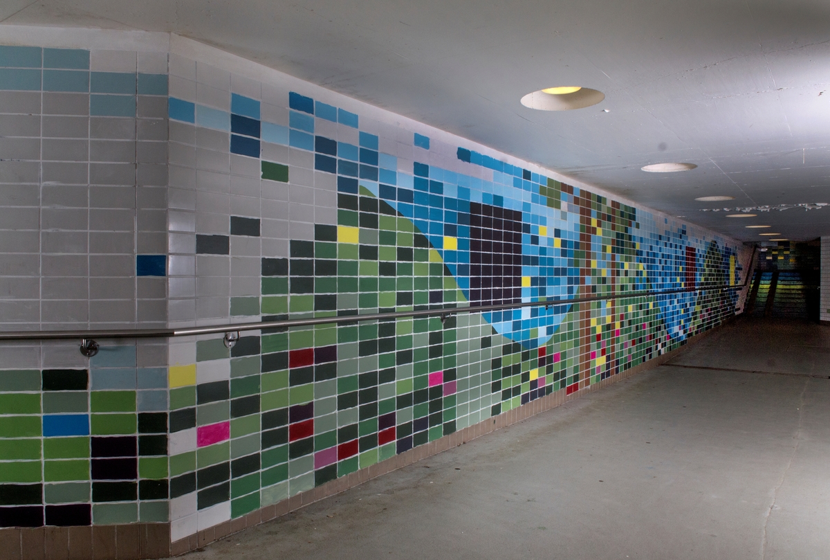 Moi og Salamah skapte et temporært kunstprosjekt sammen med elever i en valgfagsklasse på Ski ungdomsskole. Gjennom de neste ukene skal de se på fargene i byen og landskapet. Kunstnerne ønsket å invitere en gruppe elever til å undersøke Ski gjennom farger. Målet er at de vil se sin hjemby med nye øyne og at vi sammen kan skape nye fortellinger om Ski. Moi inviterte også kunstnar og forfattar Geir Yttervik til å undervise elevane i Josef Albers’ fargelære.