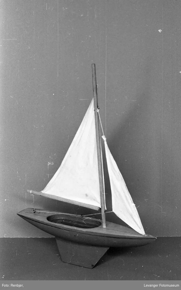 Lærer B. Landrøes modeller, seilbåt.