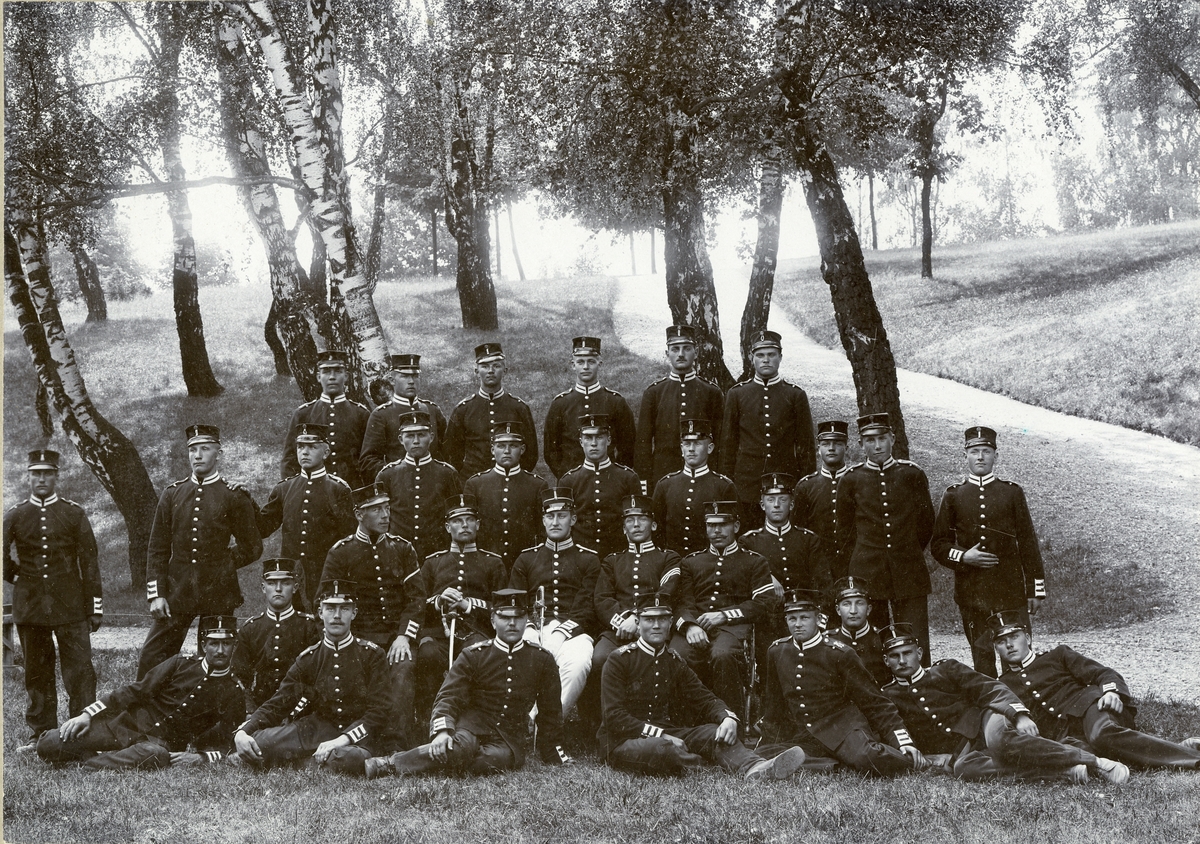 Grupporträtt av soldater vid 4:e kompaniets rekrytskola  1903-1904.