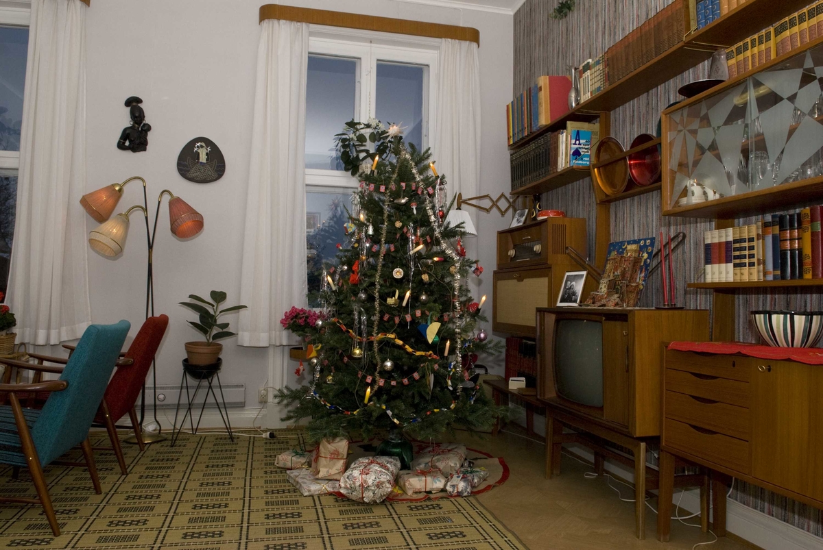 Serie med bilder av julepyntet stue i 1960-talls leiligheten i OBOS-gården, Wessels gt. 15.