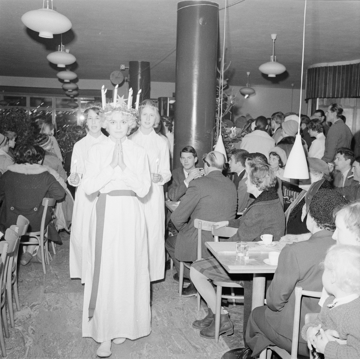 "Forums lucia frk. Anita Åsberg gladde gästerna i den fullsatta restaurangen", Uppsala 1959