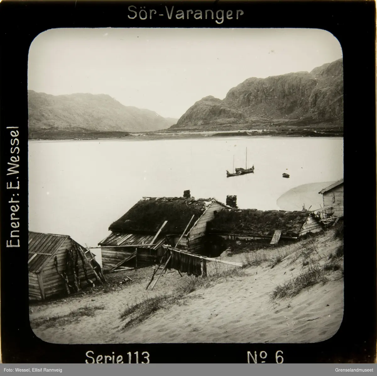 Rorbuer ved elvemunningen på norsk side i Grense Jakobselv ca 1903-1905. Utsikt oppover dalen. Fjellene til venstre ligger i Russland.