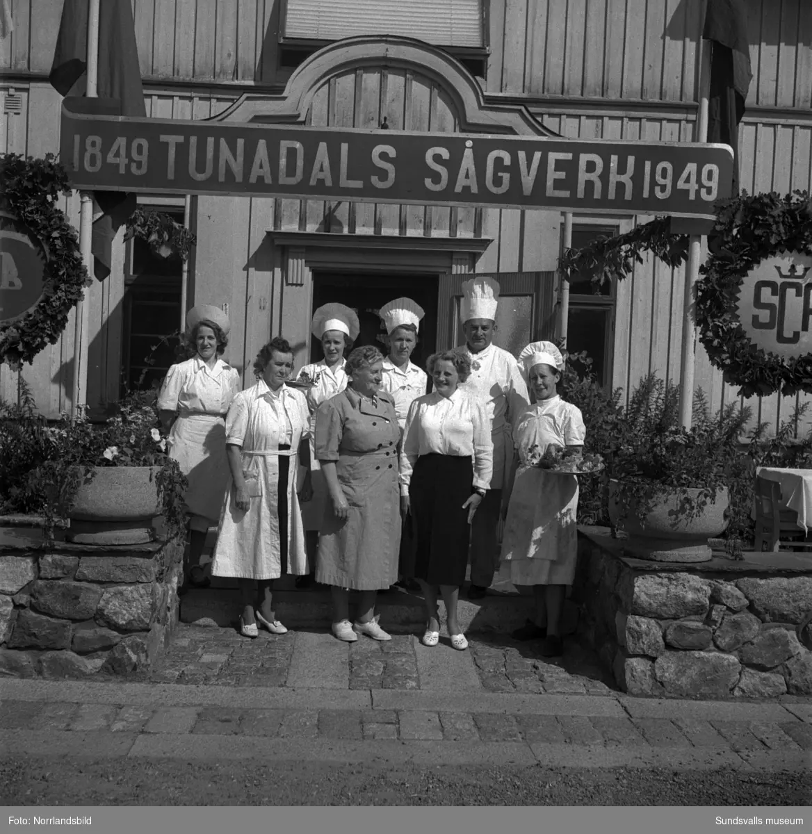 Tunadals sågverks hundraårsjubileum firas vid Tunadals herrgård. Stor publik i parken med tal av bland andra Axel Enström, förtäring, serveringspersonal och jubileumscigarrer.