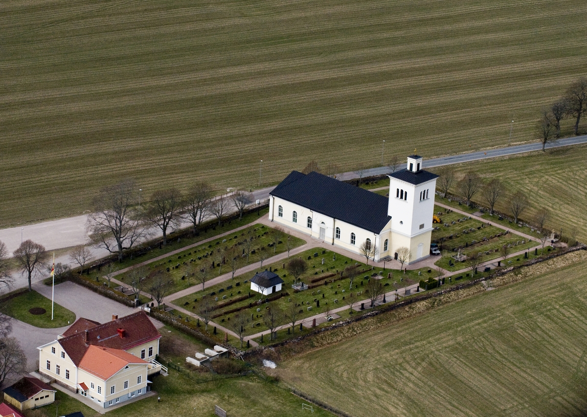 Flygfoto över Adelövs kyrka i Tranås kommun.