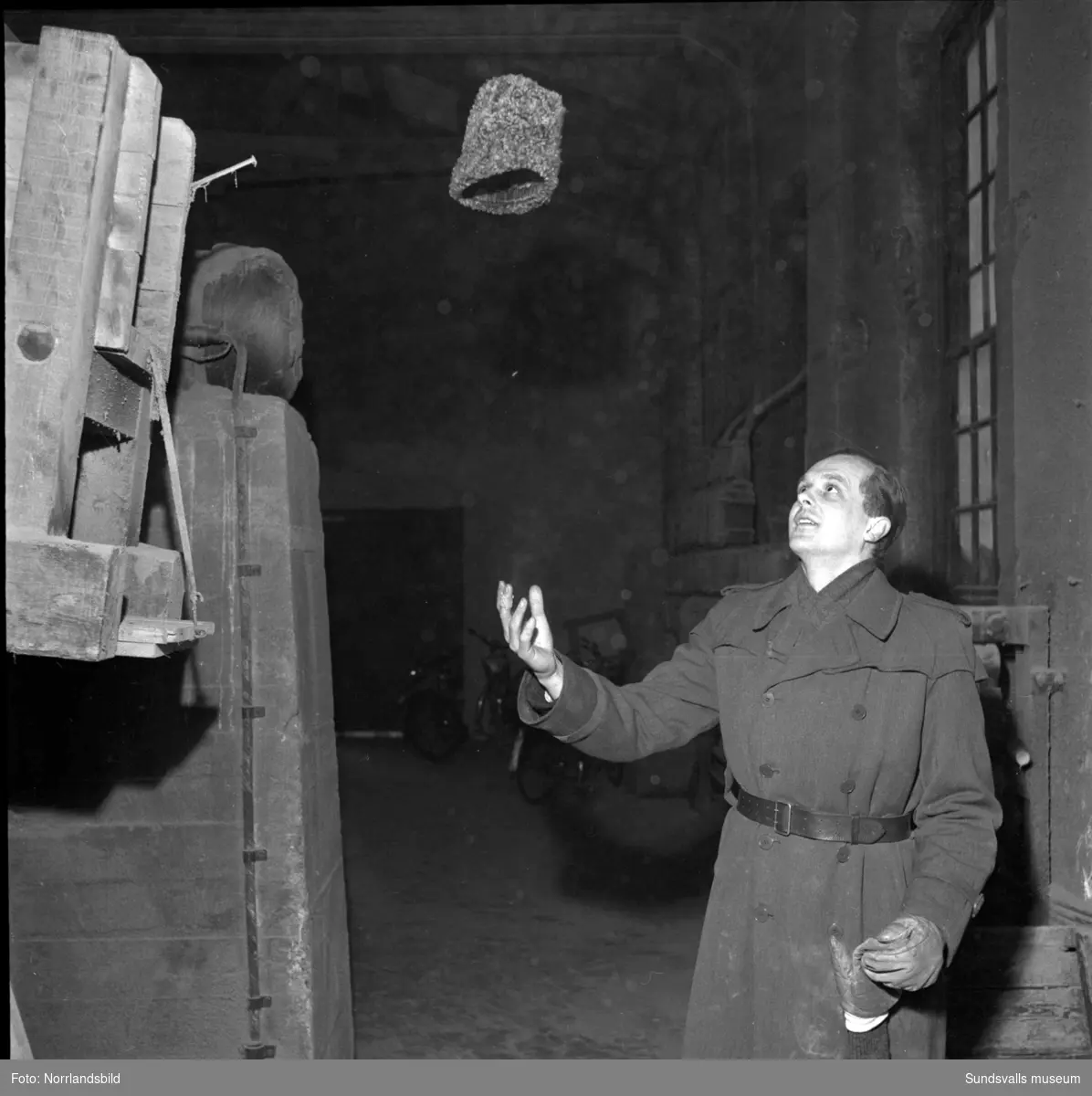 Interiörbilder från sulfatfabriken i Vivstavarv. En man kastar upp mössan i luften.